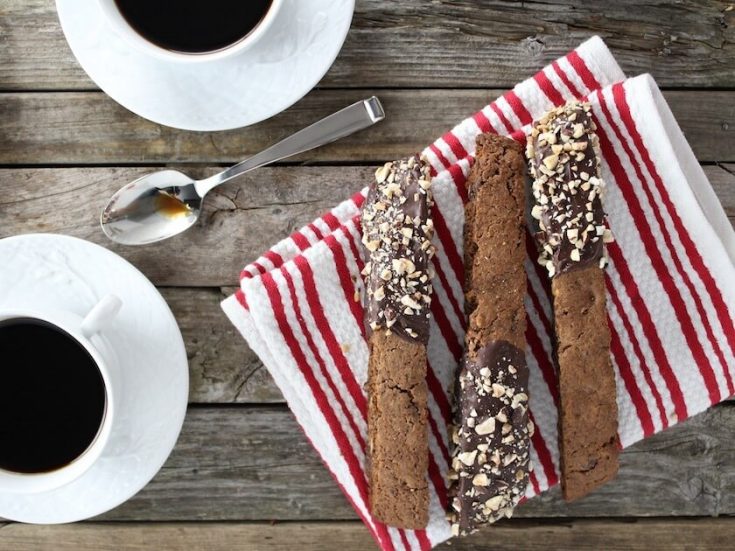 Coffee cups with chocolate biscotti