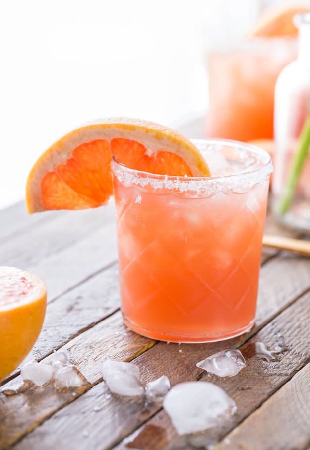 grapefruit-salty-dog-cocktail in a short glass with grapefruit garnish