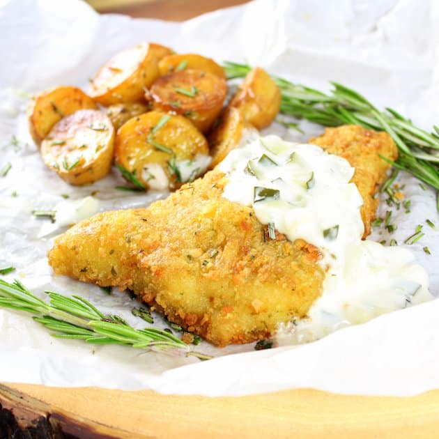 Crusted fish filet with tartar sauce