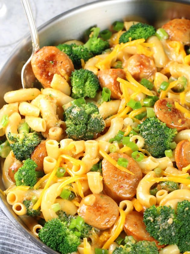 Close Up Buffalo Chicken Broccoli Mac and Cheese 