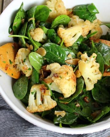 Salad with spinach and cauliflower