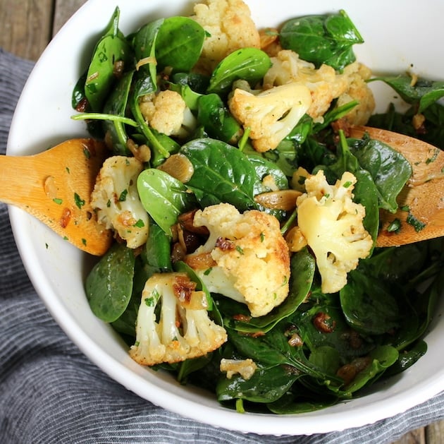 Salad with spinach and cauliflower