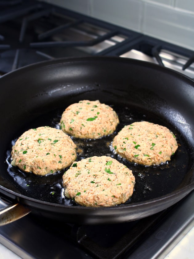 How to fry salmon cakes
