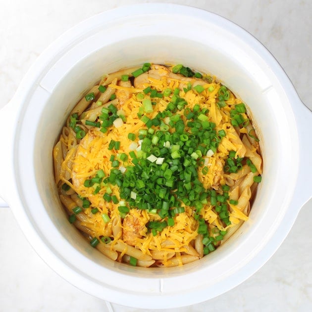 How to cook Crockpot BBQ Chicken Pasta in crock pot with cheese and scallions