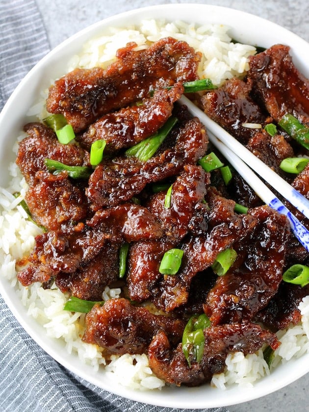 A plate of food with broccoli and Beef