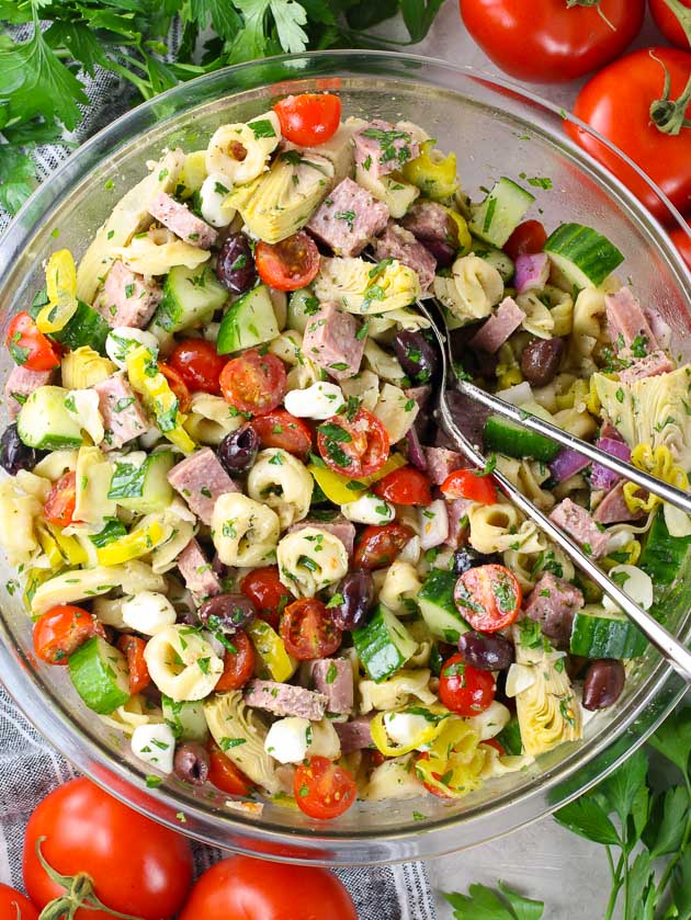 A bowl of salad with Tortellini