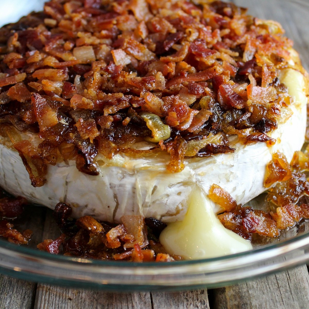 https://tasteandsee.com/wp-content/uploads/2022/11/1200x1200-Baked-Brie-with-Caramelized-Onions-and-Bacon.jpg