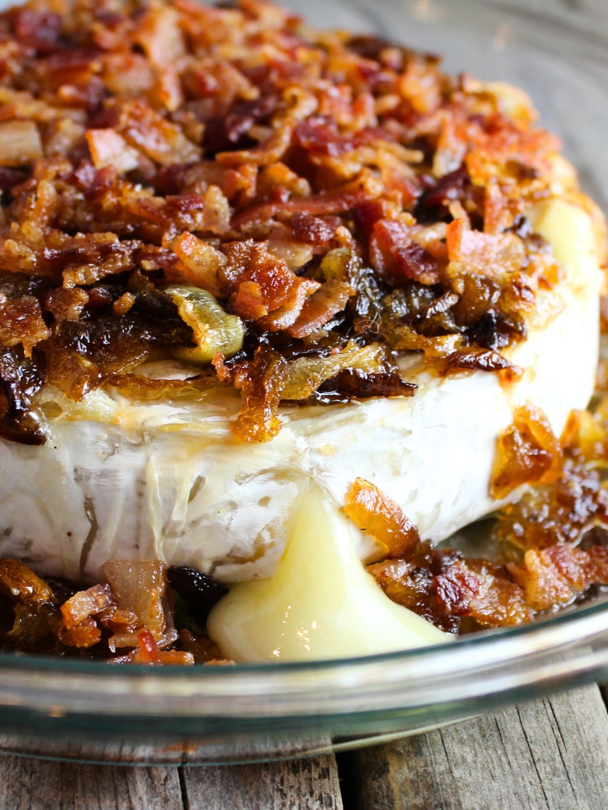 Easy appetizers - Baked Brie with Caramelized Onions and Bacon